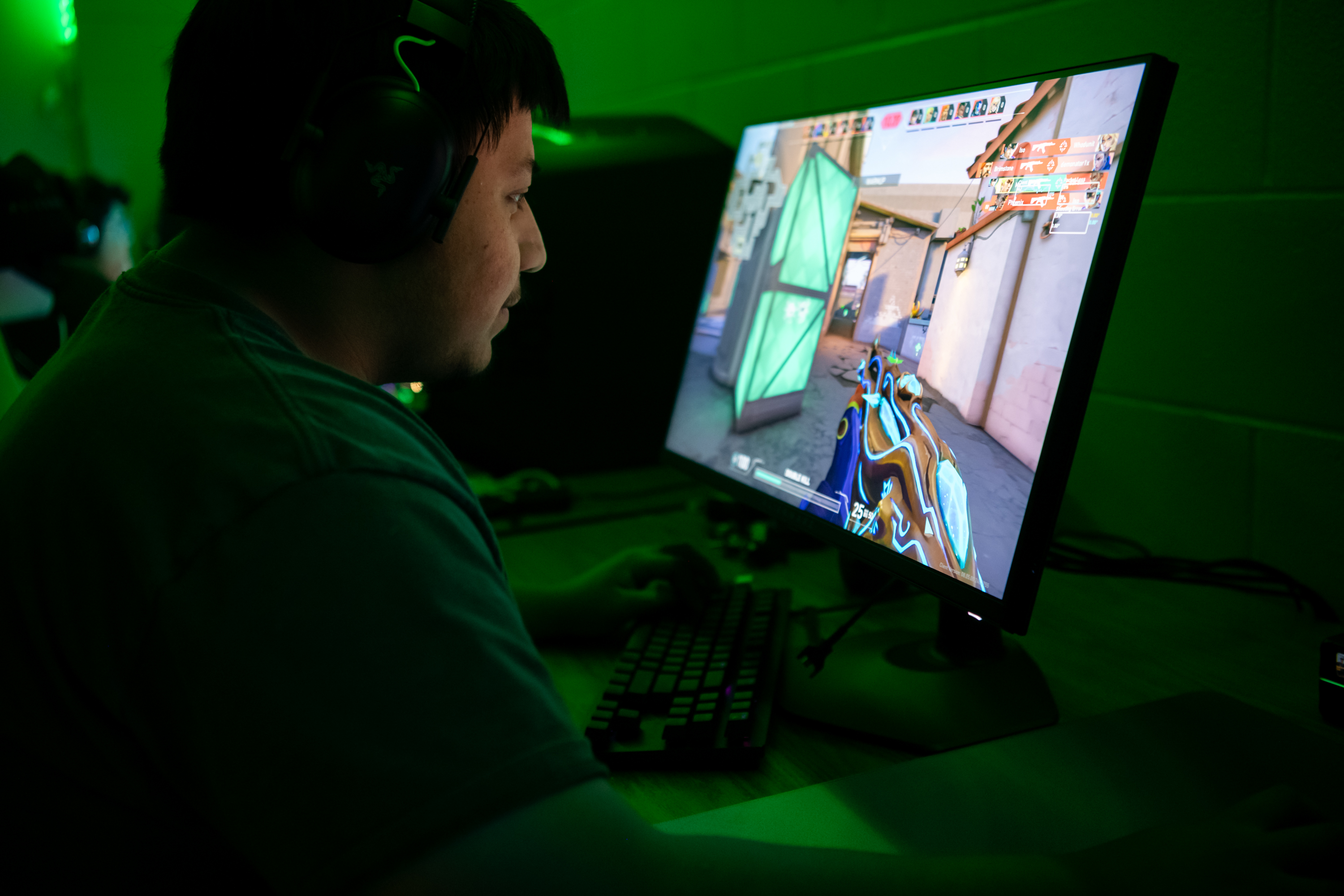 LC student plays game on computer