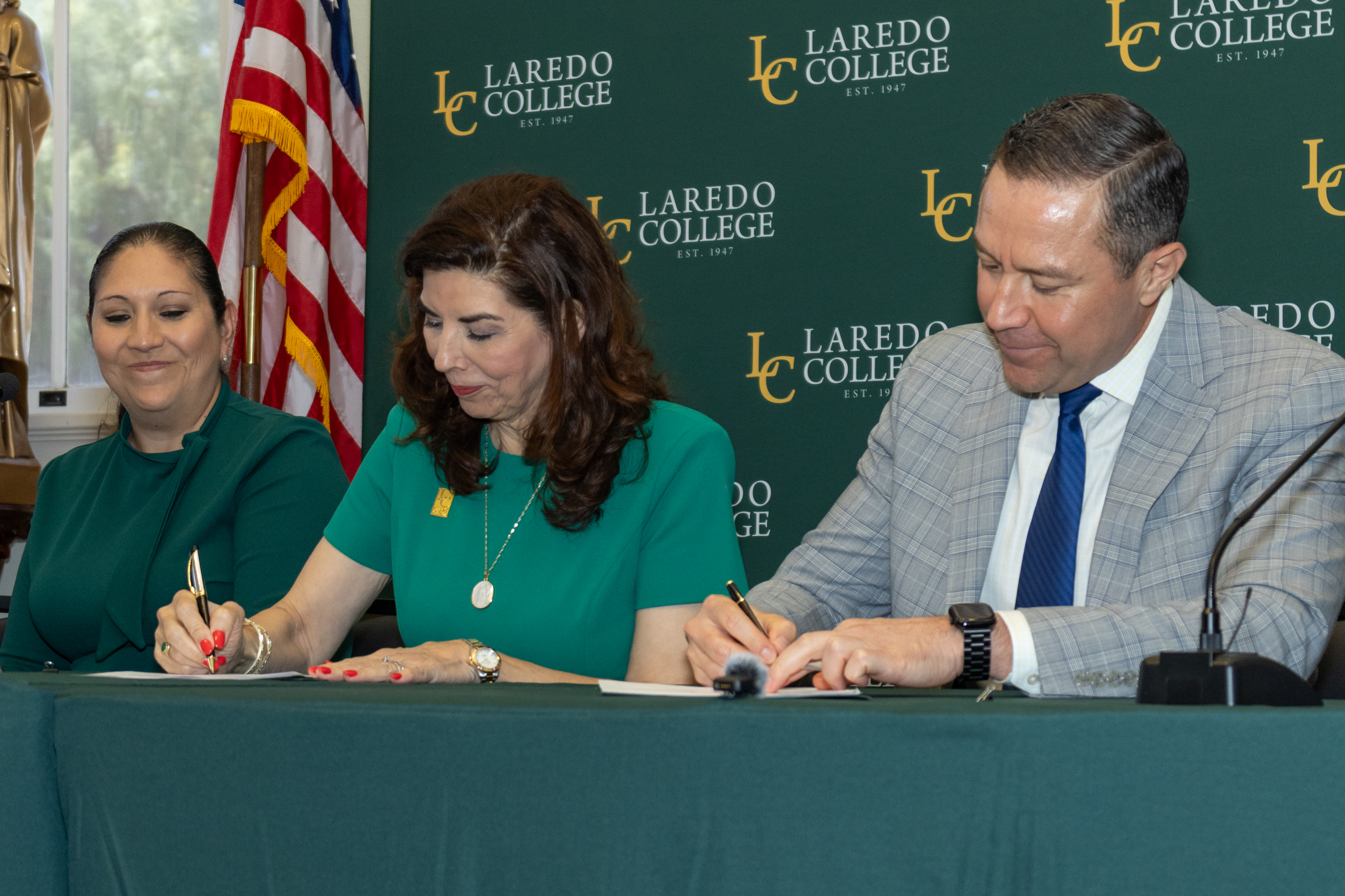 Laredo College, Our Lady of the Lake University sign landmark transfer agreement