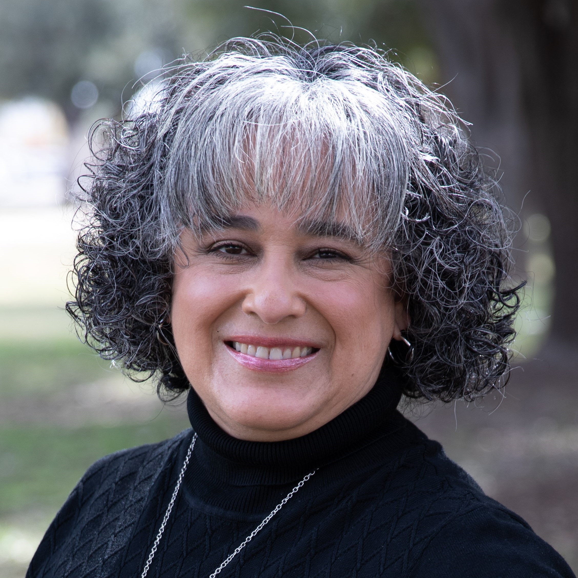 Raquel-headshot.jpg